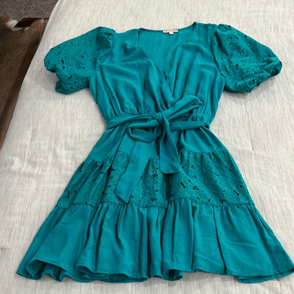 Like new dress. Floral, cotton, short. Brand Flying Tomato. Tie belt. Size L.